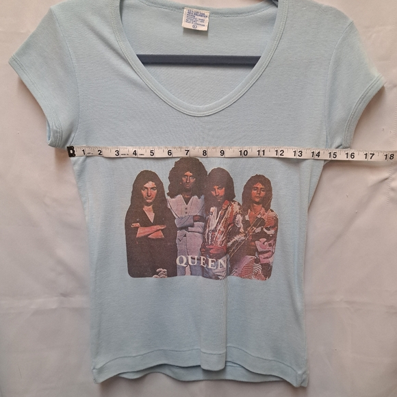 Vtg Queen graphic V-neck baby tee in baby blue vintage size L - Picture 8 of 11